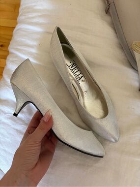 Vintage Silver Pointed-Toe kitten Heel Pumps